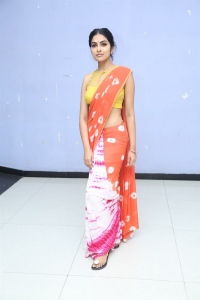 Actress Divi Vadthya Half Saree Pics