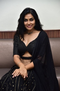 Actress Divi Vadthya Black Dress Images