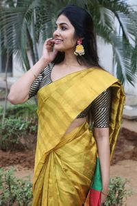 Lambasingi Movie Actress Divi Vadthya Saree Phohos