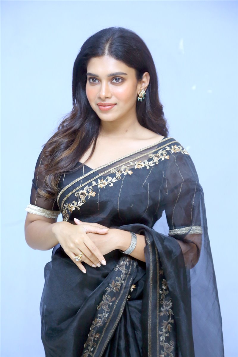 Actress Dushara Vijayan Black Saree Stills | Aneethi }Blood & Chocolate
