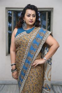 Maya Movie Actress Ester Noronha Saree Pictures