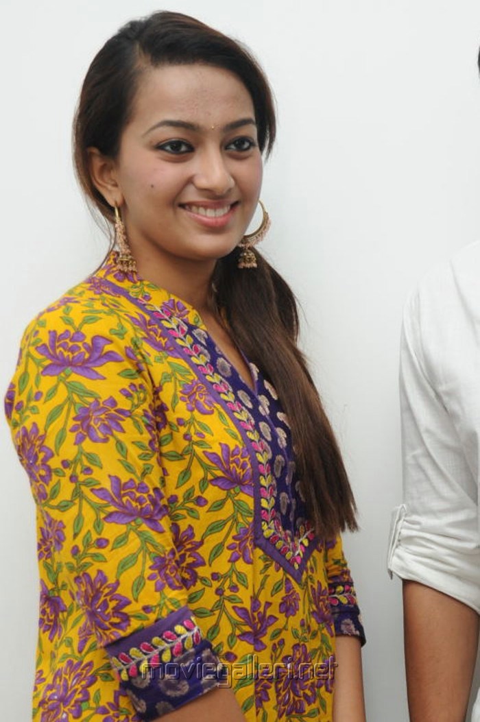 Telugu Actress Esther Photos at 1000 Abaddalu Press Meet | Moviegalleri.net