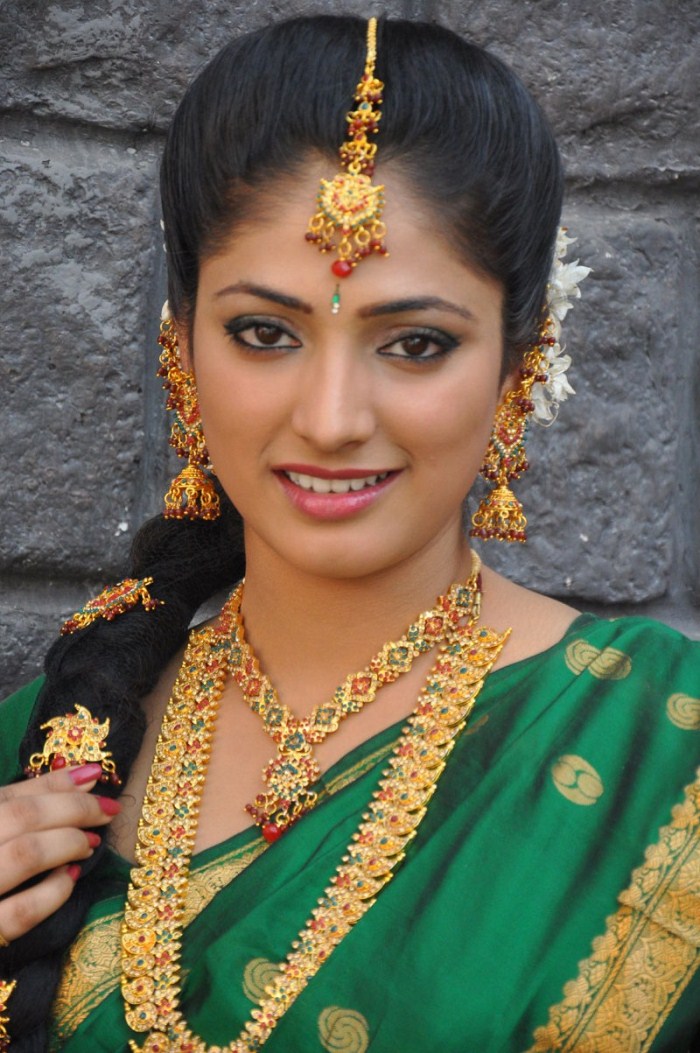 Haripriya Saree Photos at Abbai Class Ammayi Mass Location ...