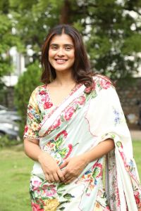 HoneyMoon Express Movie Actress Hebah Patel New Saree Pics