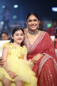 Baby Kiara Khanna, Mrunal Thakur @ Hi Nanna Movie Pre-Release Event Vizag Stills