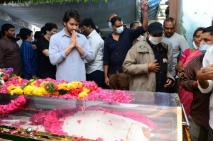 Mahesh Babu pay homage to Krishnam Raju Photos