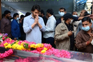 Mahesh Babu pay homage to Krishnam Raju Photos