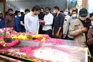 Mahesh Babu pay homage to Krishnam Raju Photos