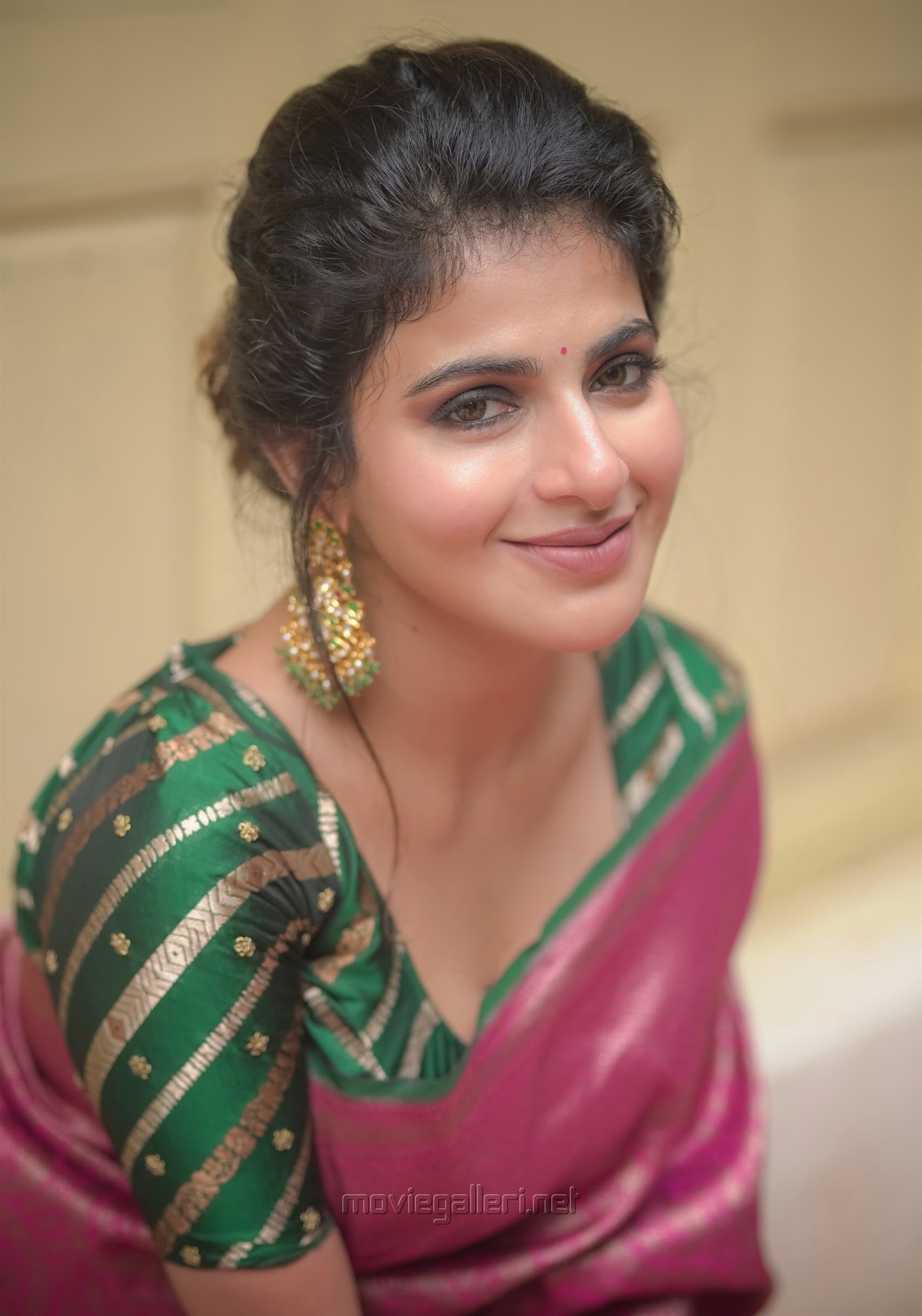 Actress Iswarya Menon Saree Photoshoot Pictures HD | Moviegalleri.net