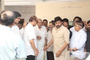 D Suresh Babu, Chiranjeevi, Allu Aravind Pay Last Respects to Director K Viswanath Photos