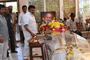 Talasani Srinivas Yadav Pay Last Respects to Director K Viswanath Photos