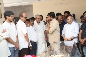 D Suresh Babu, Chiranjeevi, Allu Aravind Pay Last Respects to Director K Viswanath Photos