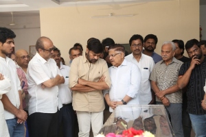 D Suresh Babu, Chiranjeevi, Allu Aravind Pay Last Respects to Director K Viswanath Photos