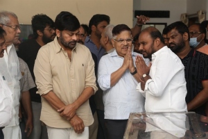 Chiranjeevi, Allu Aravind Last Respects to Director K Viswanath Photos