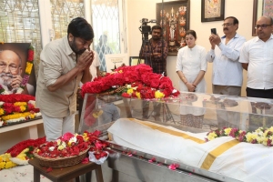 Chiranjeevi Pay Last Respects to Director K Viswanath Photos