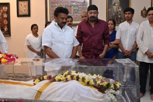 Talasani Srinivas Yadav Pay Last Respects to Director K Viswanath Photos