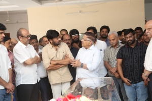 D Suresh Babu, Chiranjeevi, Allu Aravind Pay Last Respects to Director K Viswanath Photos