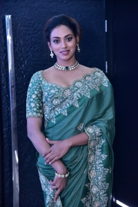 Actress Kamakshi Bhaskarla Green Saree Images