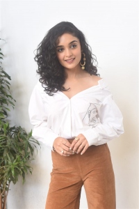 Heroine Kashish Khan Photos @ Anubhavinchu Raja Movie Interview