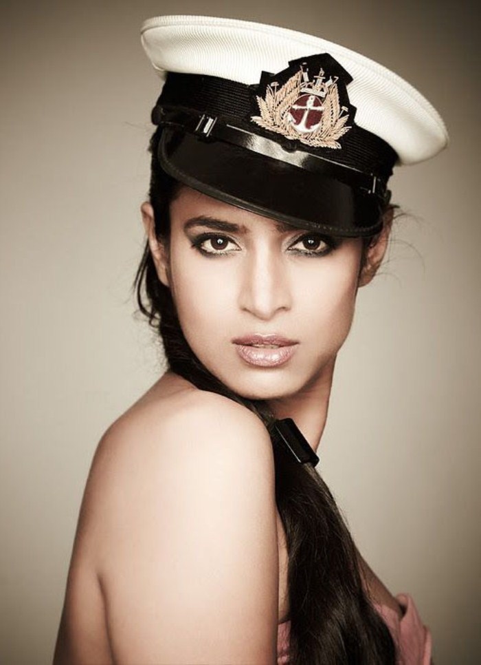 Tamil Actress Kasthuri Photo Shoot Stills. 