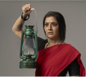 Varalaxmi Sarathkumar in Kondraal Paavam Movie HD Images