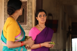 Eswari Rao, Varalakshmi in Kondraal Paavam Movie HD Images