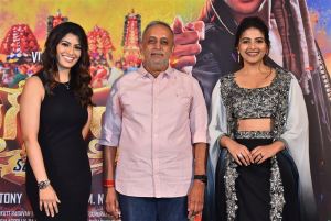 Varalaxmi, Gemini Kiran, Anjali @ Madha Gaja Raja Telugu Press Meet Stills