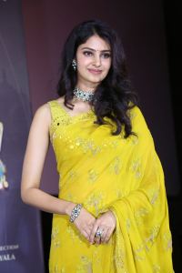 Telugu Actress Manasa Varanasi Yellow Saree Images