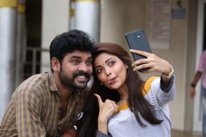 Vimal, Shirin Kanchwala in Manjal Kudai Movie Stills