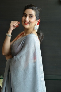 Telugu Anchor Manjusha Cute Saree Pics