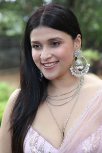 Thiragabadara Saami Actress Mannara Chopra Hot Transparent Saree Images