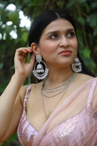 Actress Mannara Chopra Hot Images @ Thiragabadara Saami Teaser Launch