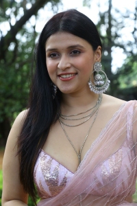 Thiragabadara Saami Actress Mannara Chopra Hot Transparent Saree Images