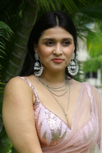 Thiragabadara Saami Actress Mannara Chopra Hot Saree Images