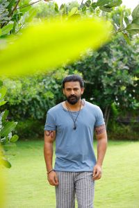 Daali Dhananjaya in Mazhai Pidikatha Manithan HD Images