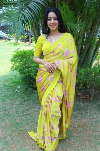 Love Guru Movie Heroine Mirnalini Ravi Yellow Saree Pics