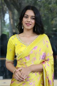 Love Guru Movie Actress Mirnalini Ravi Yellow Saree Pics