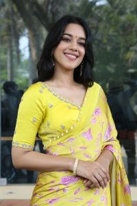 Love Guru Movie Heroine Mirnalini Ravi Yellow Saree Pics