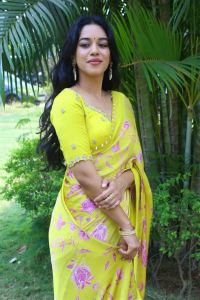 Actress Mirnalini Ravi Yellow Saree Pics @ Love Guru Press Meet