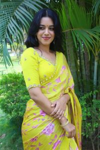 Actress Mirnalini Ravi Yellow Saree Pics @ Love Guru Press Meet