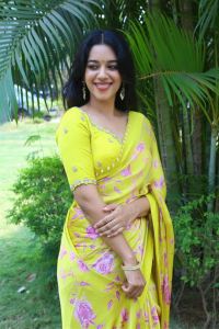 Love Guru Movie Actress Mirnalini Ravi Yellow Saree Pics