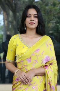 Love Guru Movie Heroine Mirnalini Ravi Yellow Saree Pics