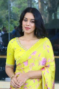 Love Guru Movie Heroine Mirnalini Ravi Yellow Saree Pics