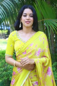 Love Guru Movie Heroine Mirnalini Ravi Yellow Saree Pics