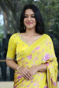 Actress Mirnalini Ravi Yellow Saree Pics @ Love Guru Press Meet