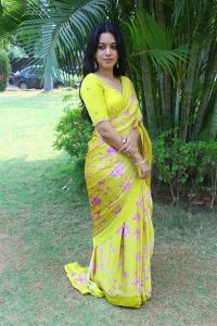 Love Guru Movie Heroine Mirnalini Ravi Yellow Saree Pics