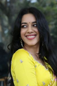 Love Guru Movie Actress Mirnalini Ravi Yellow Saree Pics