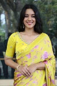 Love Guru Movie Actress Mirnalini Ravi Yellow Saree Pics