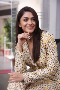 Actress Mrunal Thakur Stills @ Sita Ramam Movie Interview