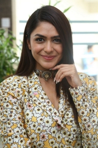 Actress Mrunal Thakur Stills @ Sita Ramam Movie Interview